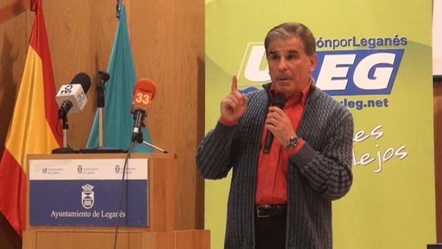 El actor, Pedro Ruiz, dirigiéndose a los presentes, también fue galardonado