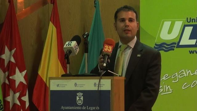 Carlos Delgado, presidente de ULEG y de la Confederación de Agrupaciones Políticas Independientes-CAPI, dirige un discurso a los presentes