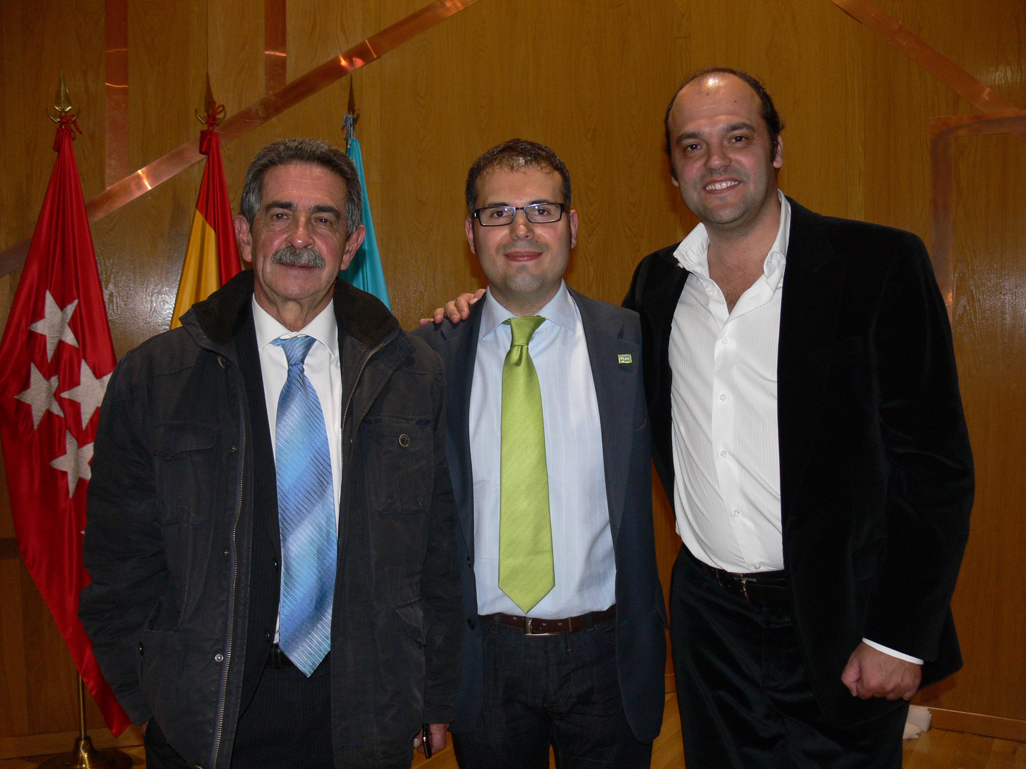 Miguel Ángel Revilla y José Carlos Díez con Carlos Delgado