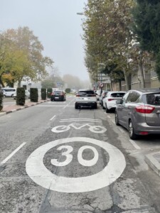 Los carriles 30 o timocarriles son más peligrosos que funcionales para las bicicletas